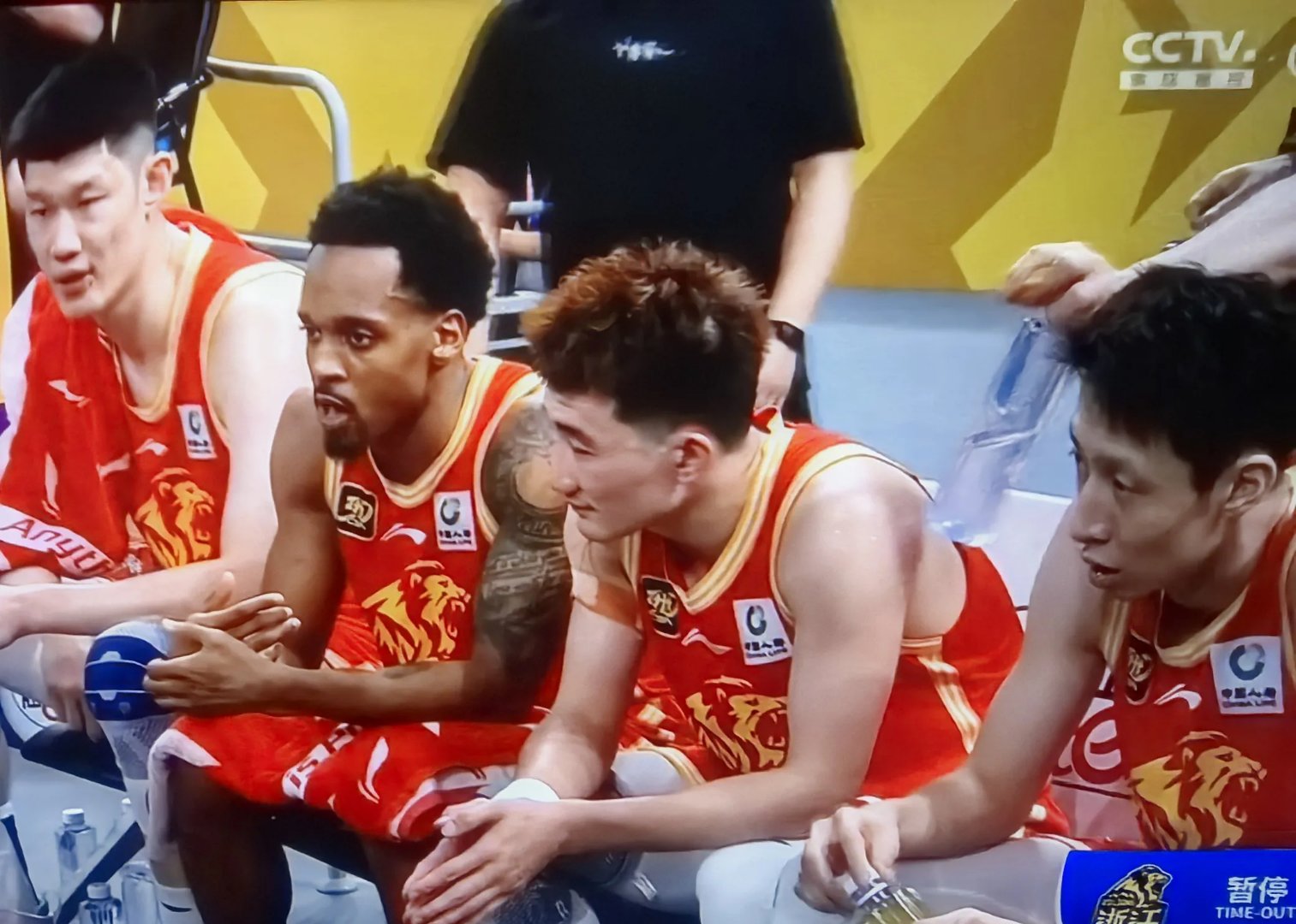 包含广厦男篮关键战豪取连胜;志在荷甲名次提升;质疑声四起;轮换策略被讨论的词条 包含广厦男篮关键战豪取连胜;志在荷甲名次提升;质疑声四起;轮换策略被讨论的词条